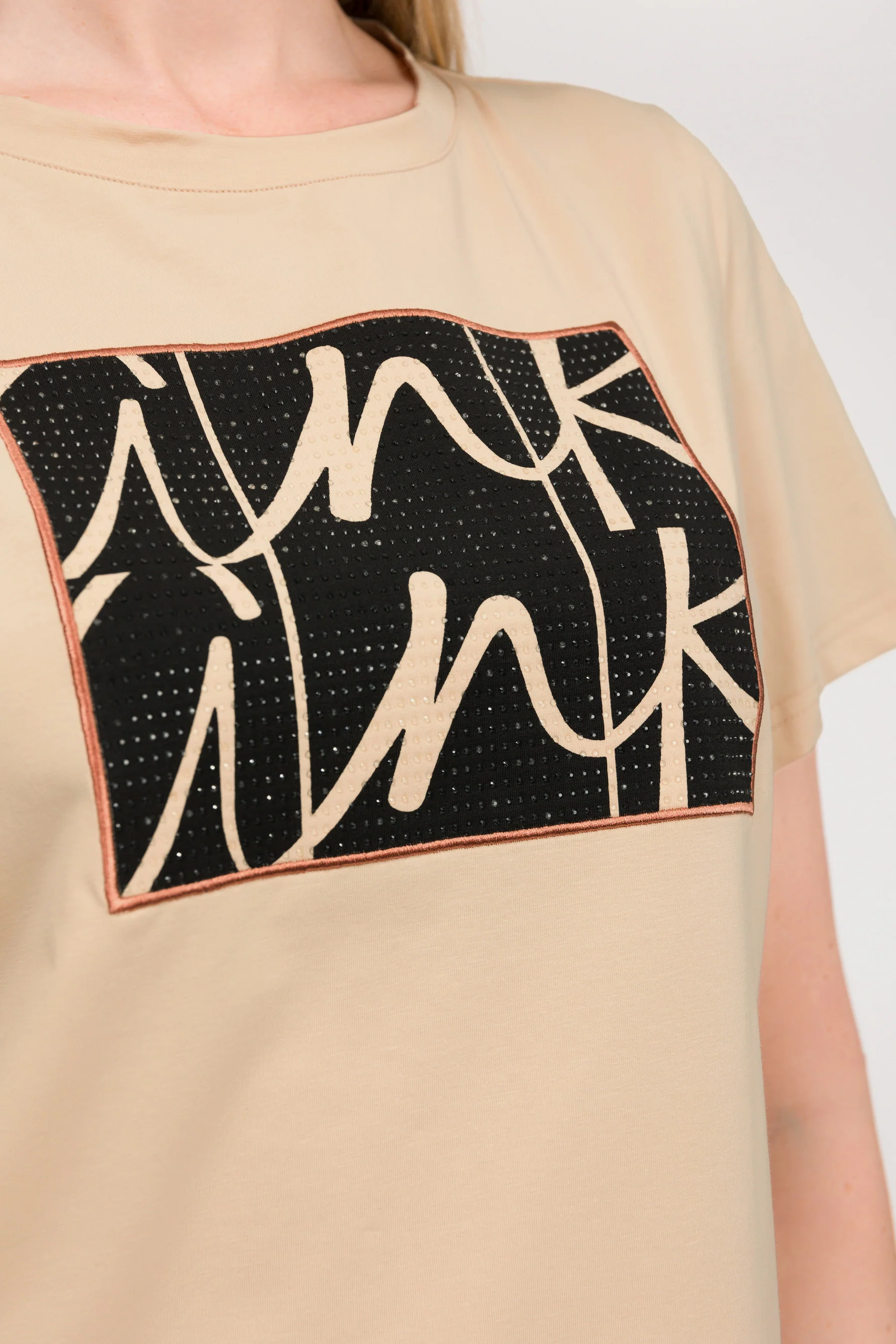 Camiseta beige de manga corta - Image 5