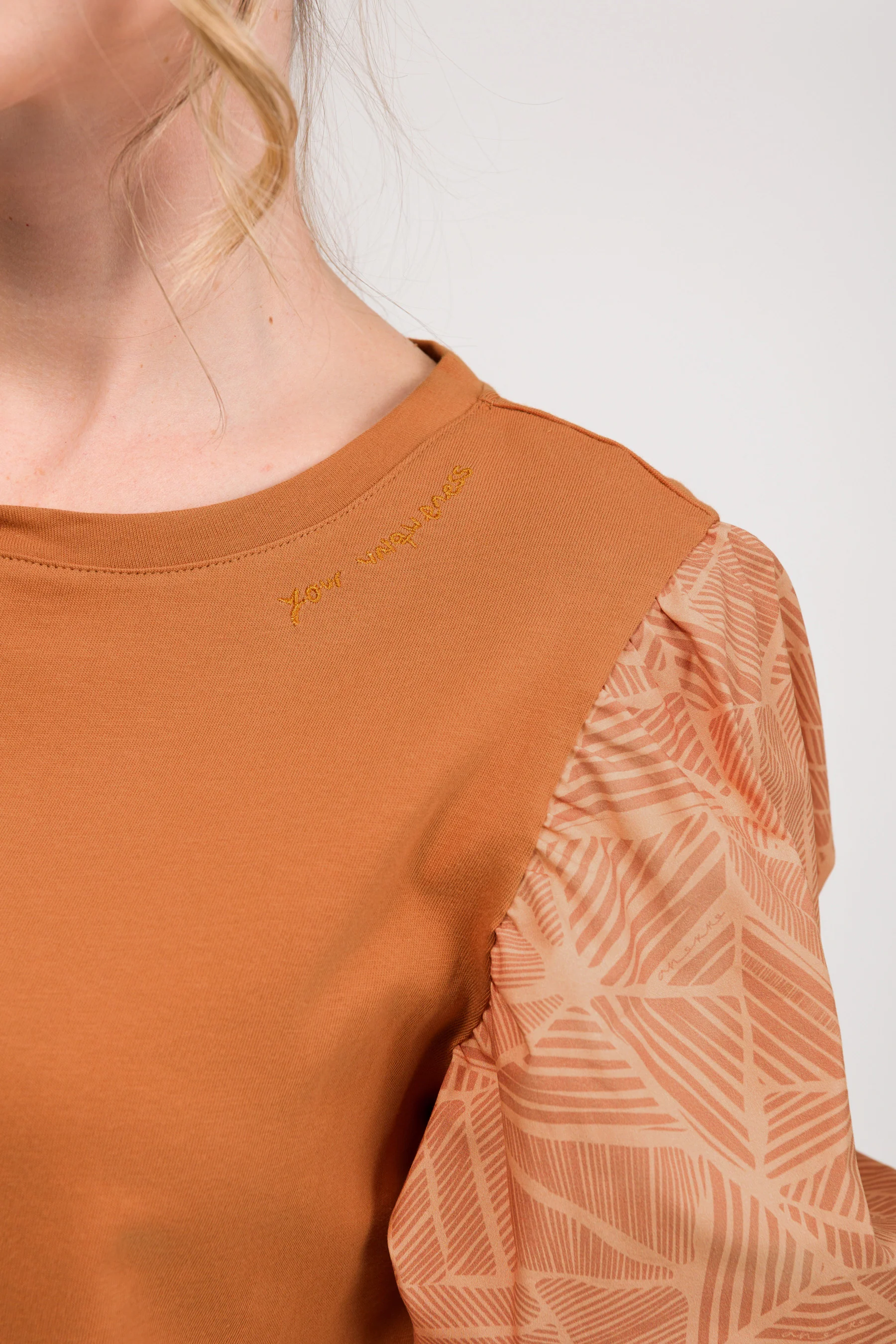 Camiseta con mangas abullonadas y print - Image 4