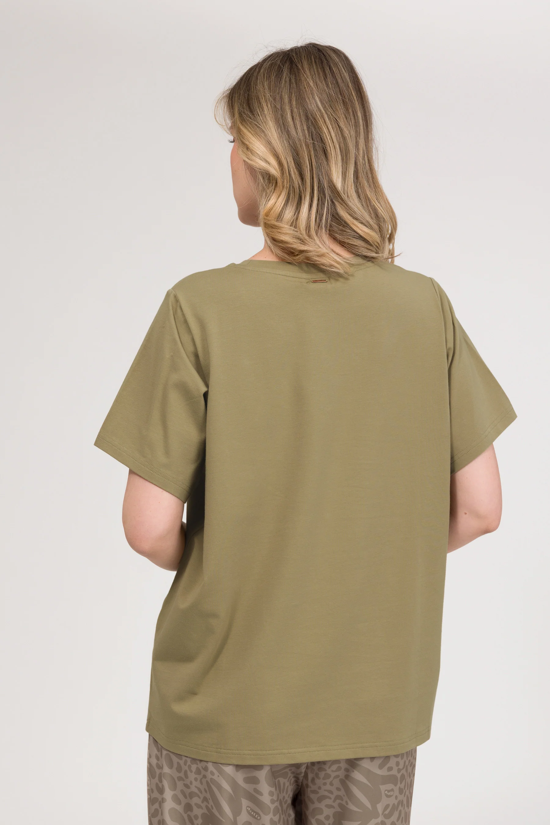 Camiseta verde con logo - Image 4