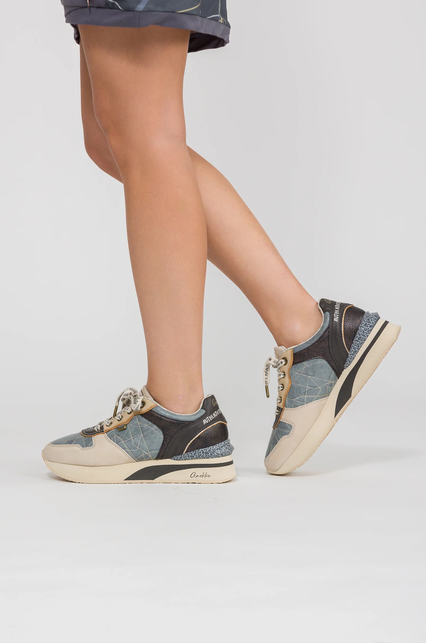 Deportivos azules y beige - Image 2