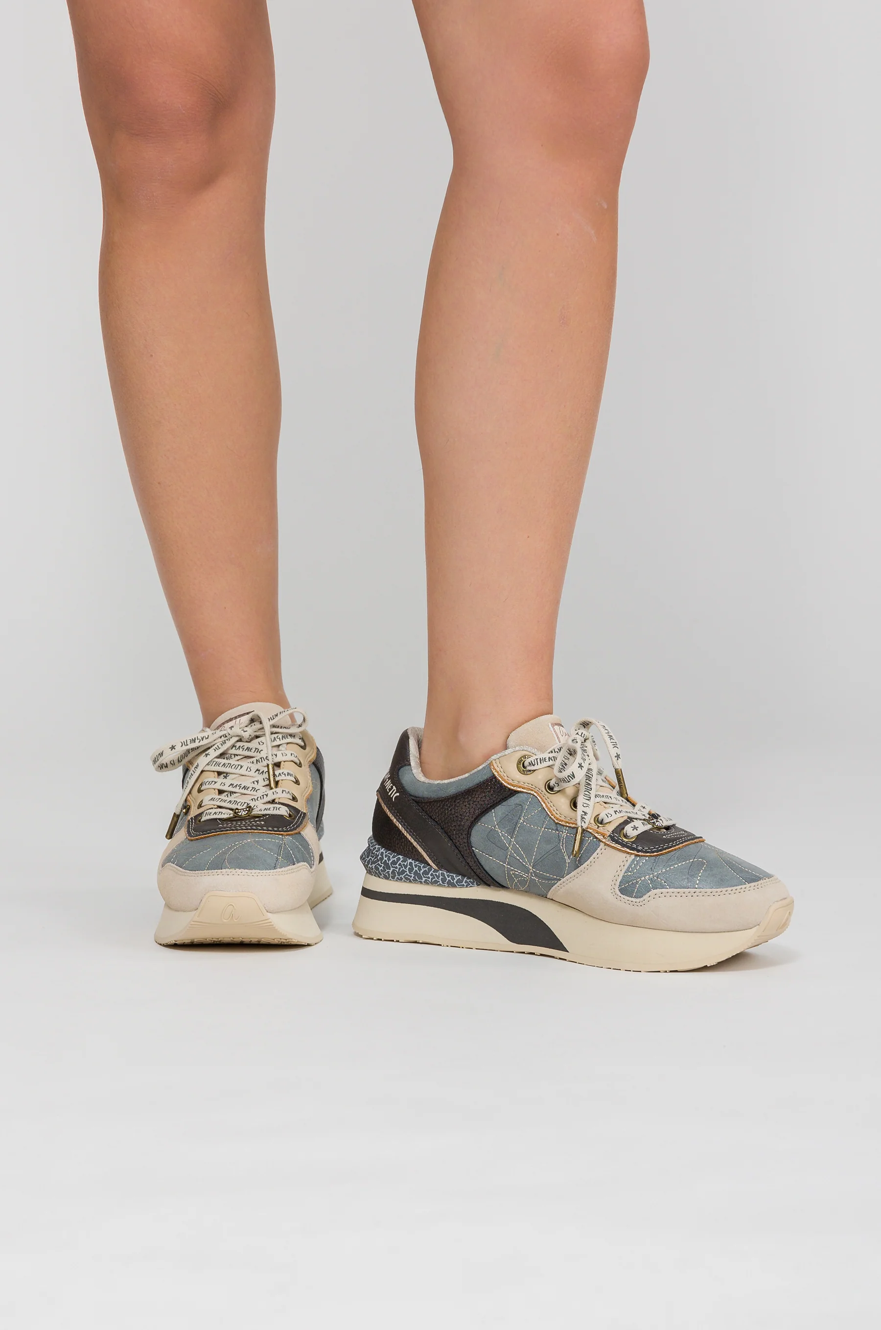 Deportivos azules y beige - Image 4