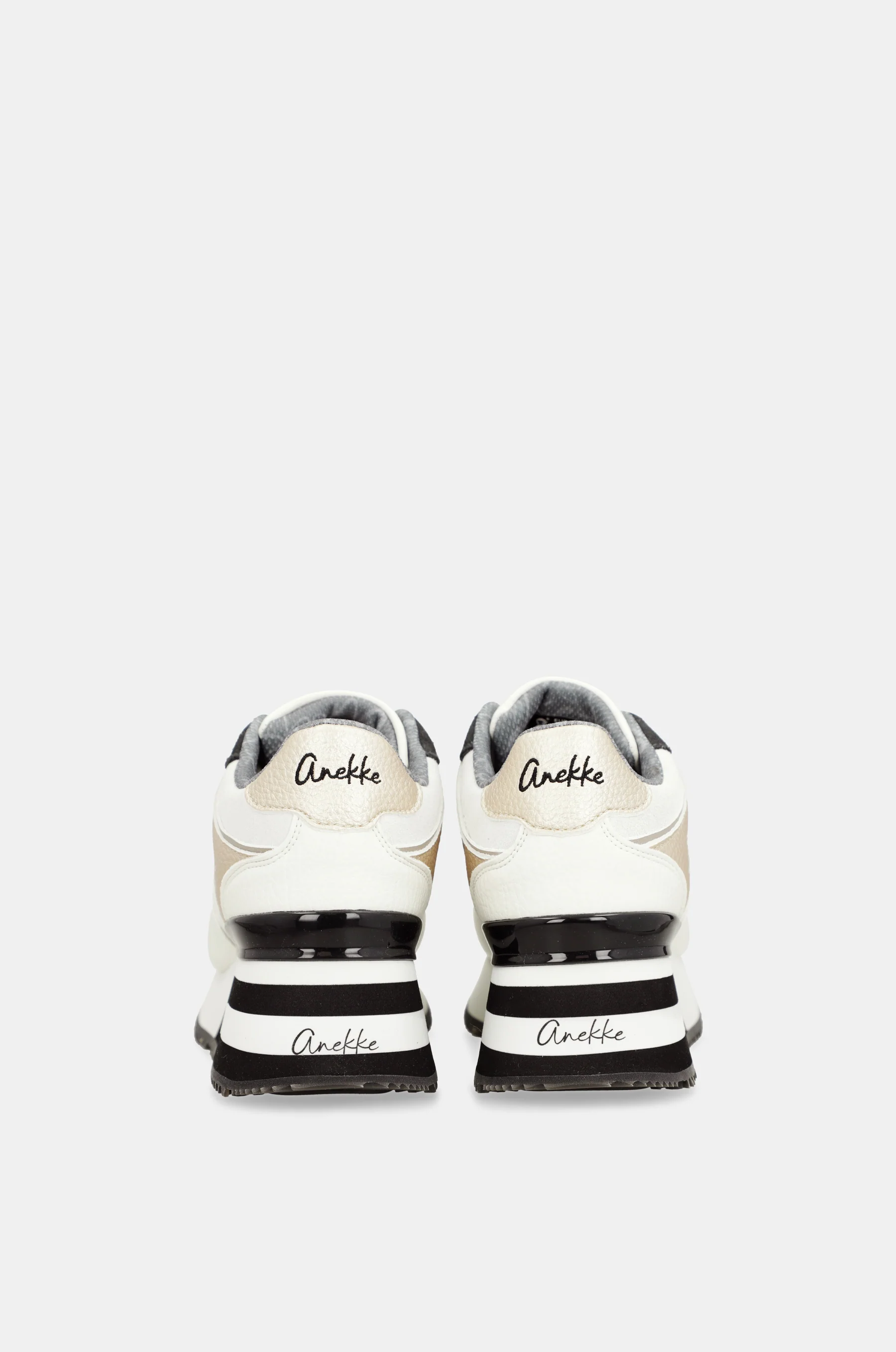 Deportivos blancos con detalles en negro - Image 3