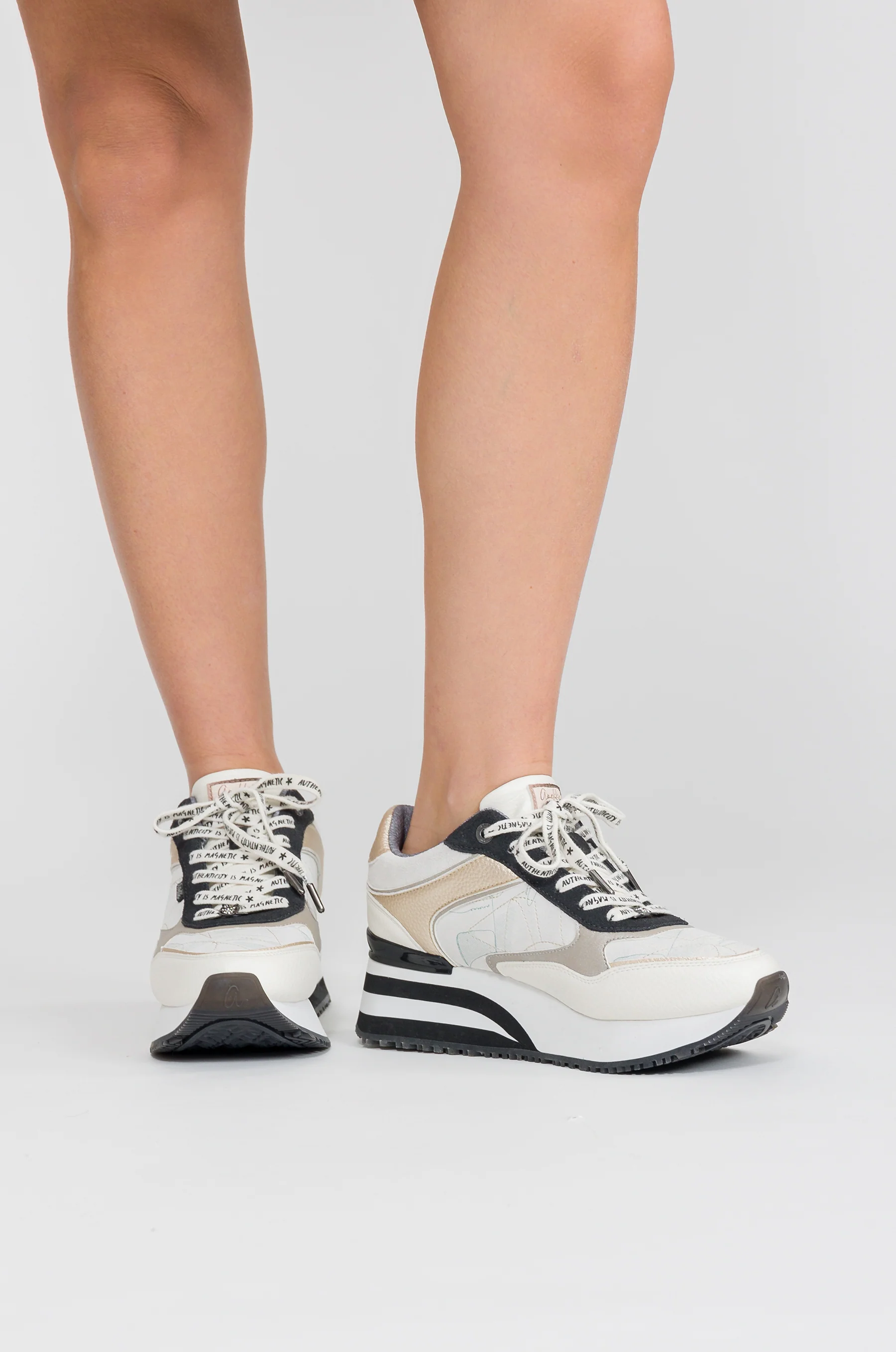 Deportivos blancos con detalles en negro - Image 4