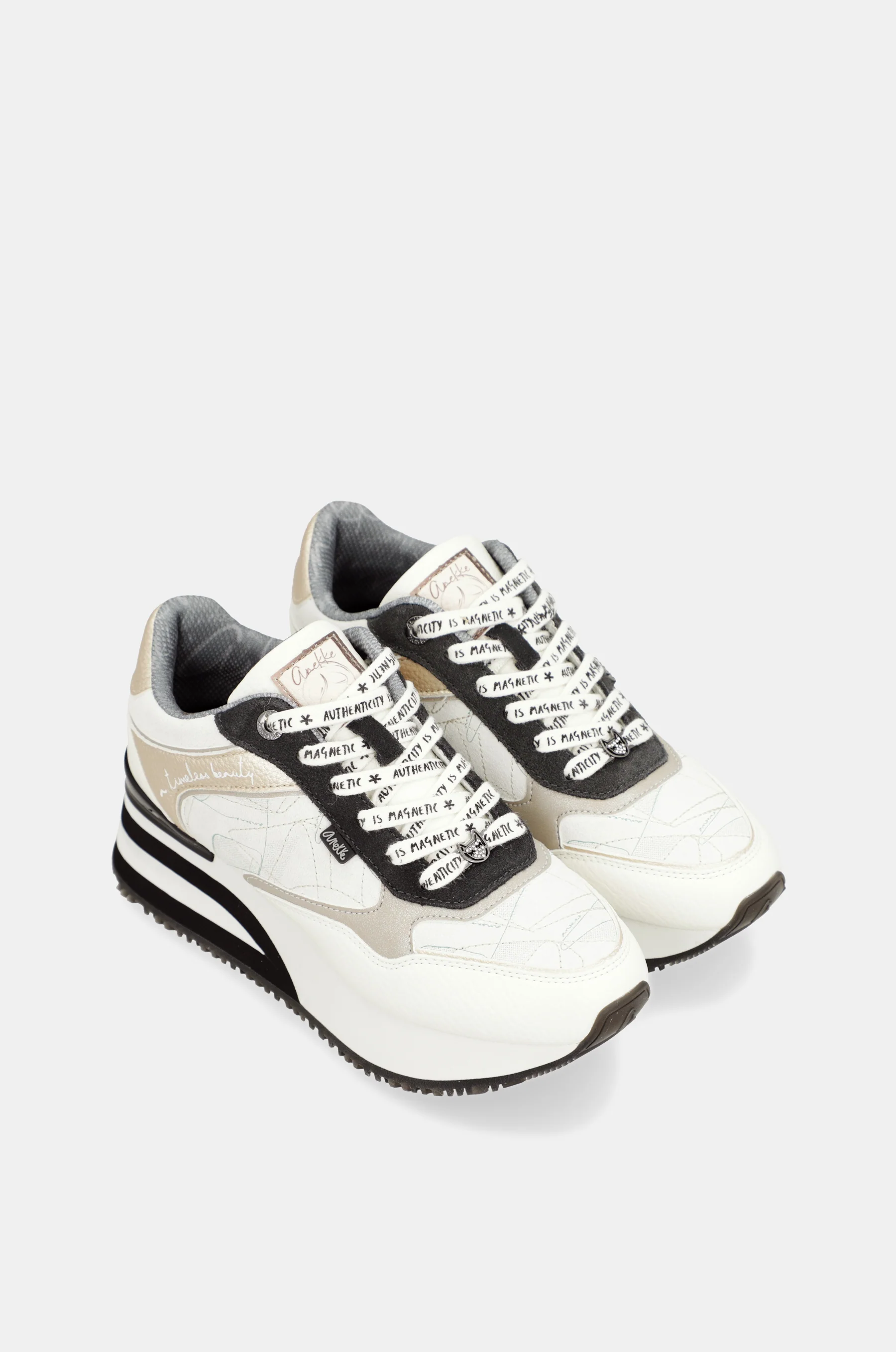 Deportivos blancos con detalles en negro - Image 5