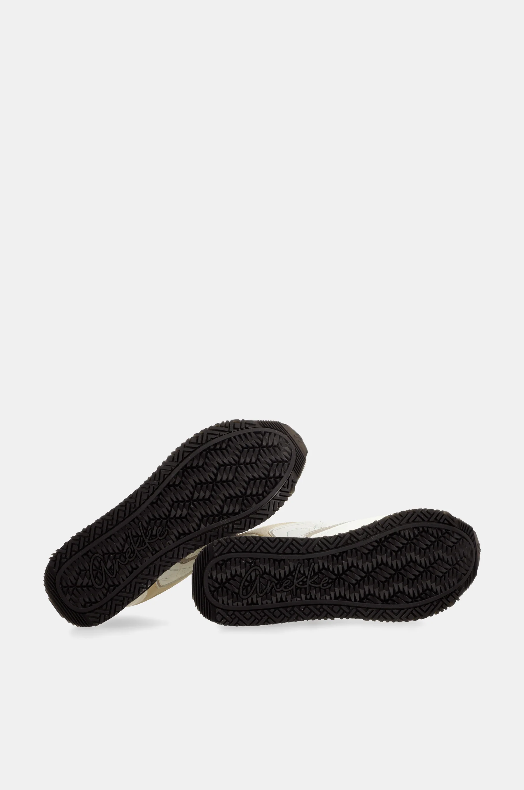 Deportivos blancos con detalles en negro - Image 6