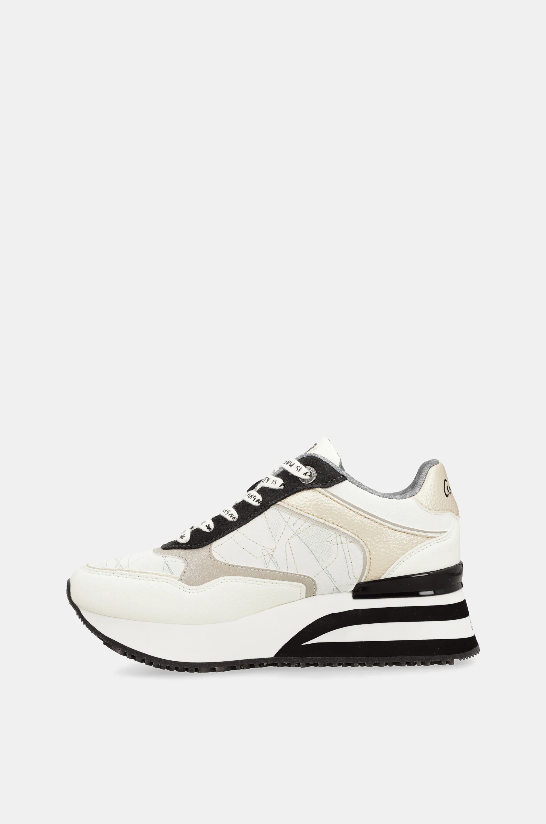 Deportivos blancos con detalles en negro - Image 7
