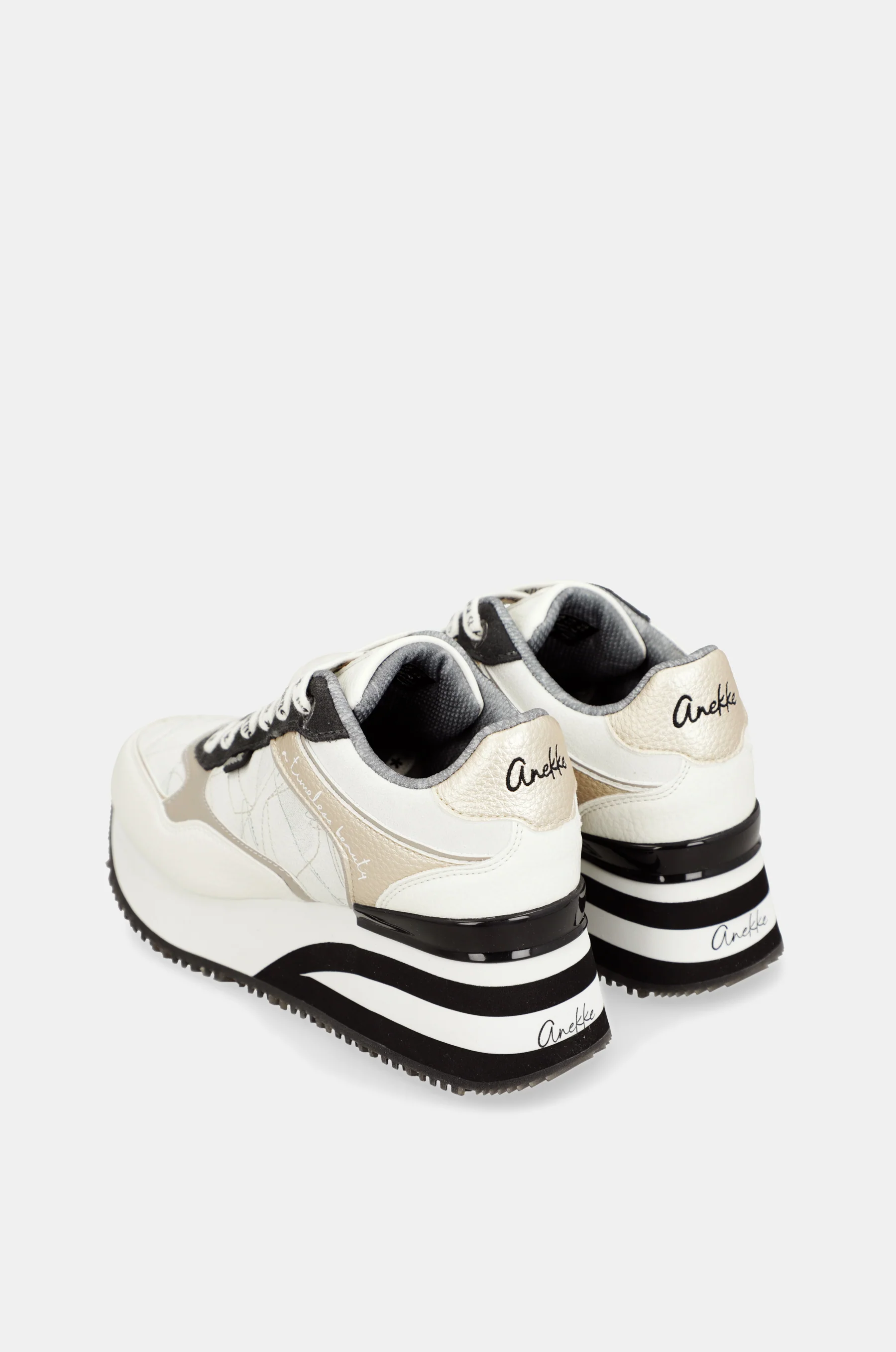 Deportivos blancos con detalles en negro - Image 8