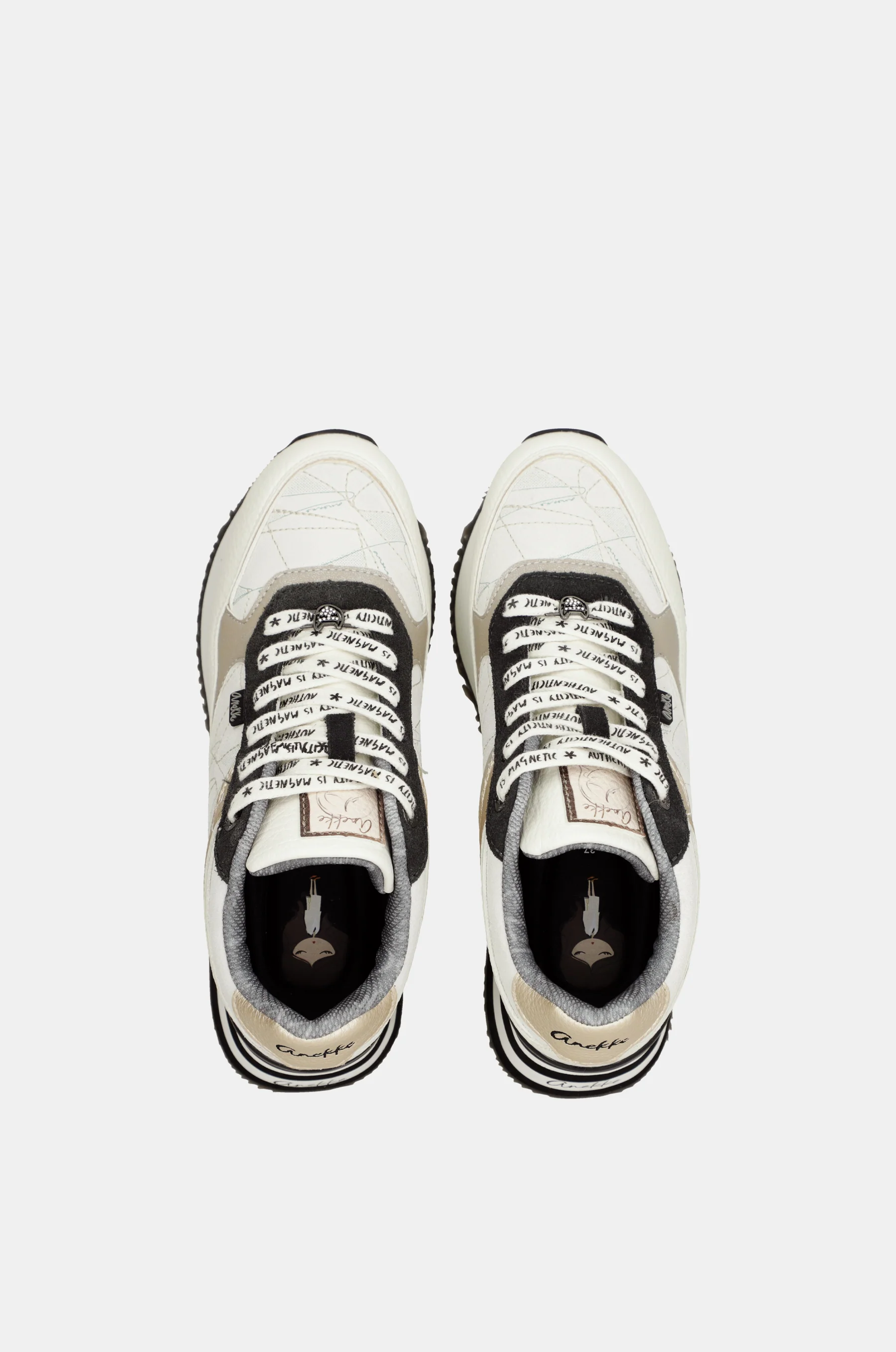 Deportivos blancos con detalles en negro - Image 9