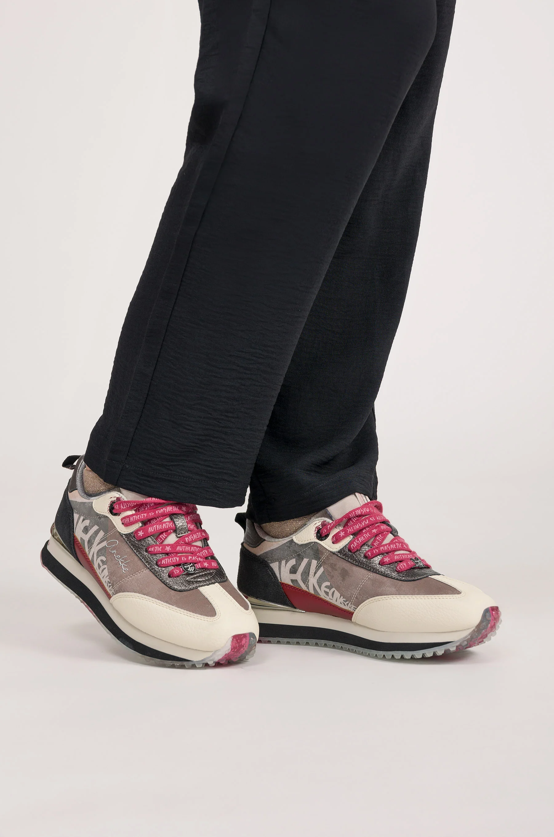 Deportivos rosa y blancos - Image 4