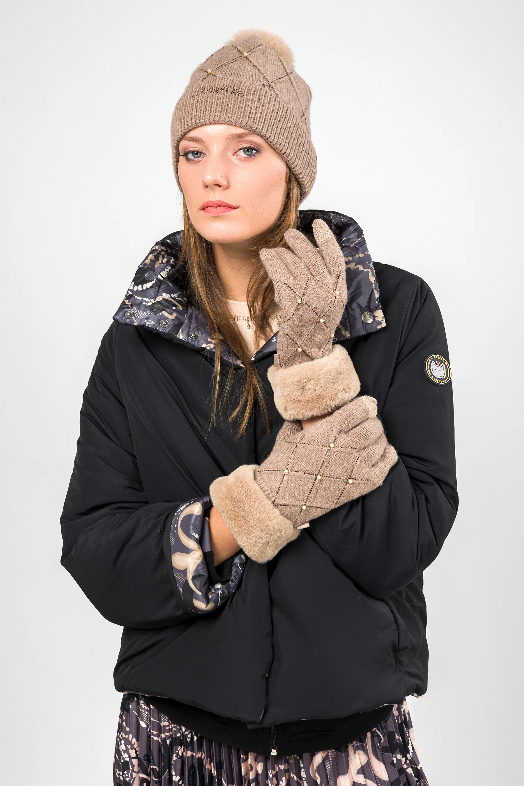 Guantes de punto beige con detalles - Image 2