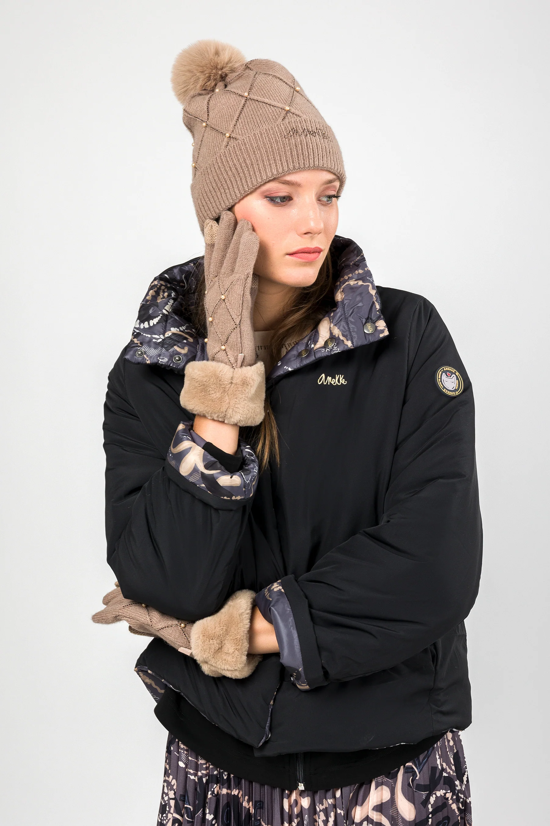 Guantes de punto beige con detalles - Image 4