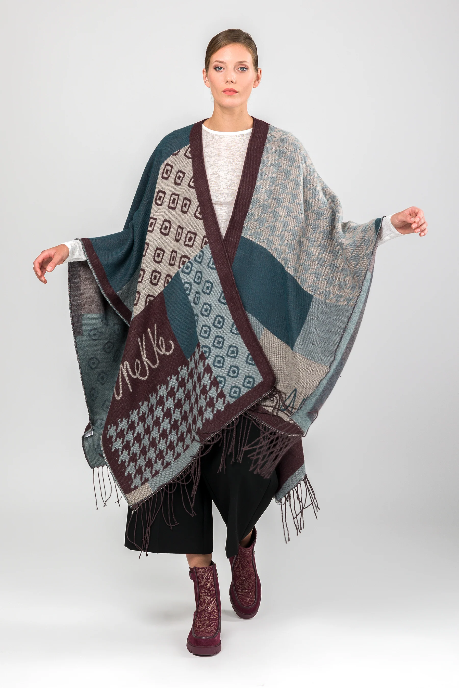 Poncho con flecos azul petróleo y beige