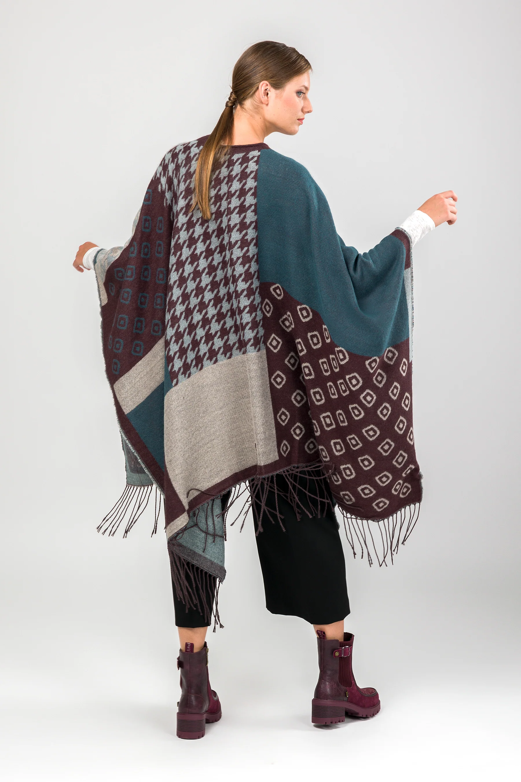 Poncho con flecos azul petróleo y beige - Image 3