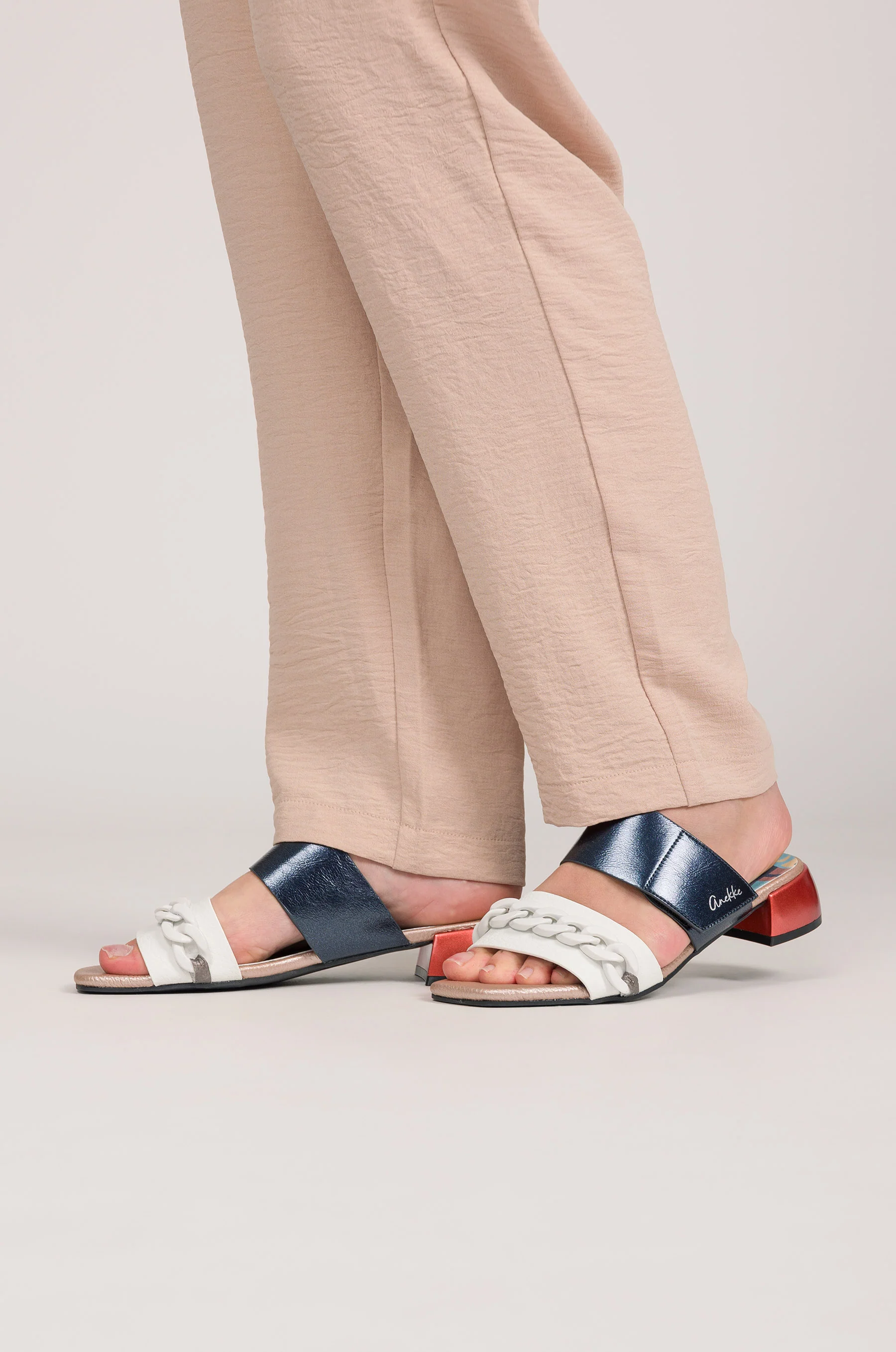 Sandalias con tacón y eslabones Eikon - Image 2