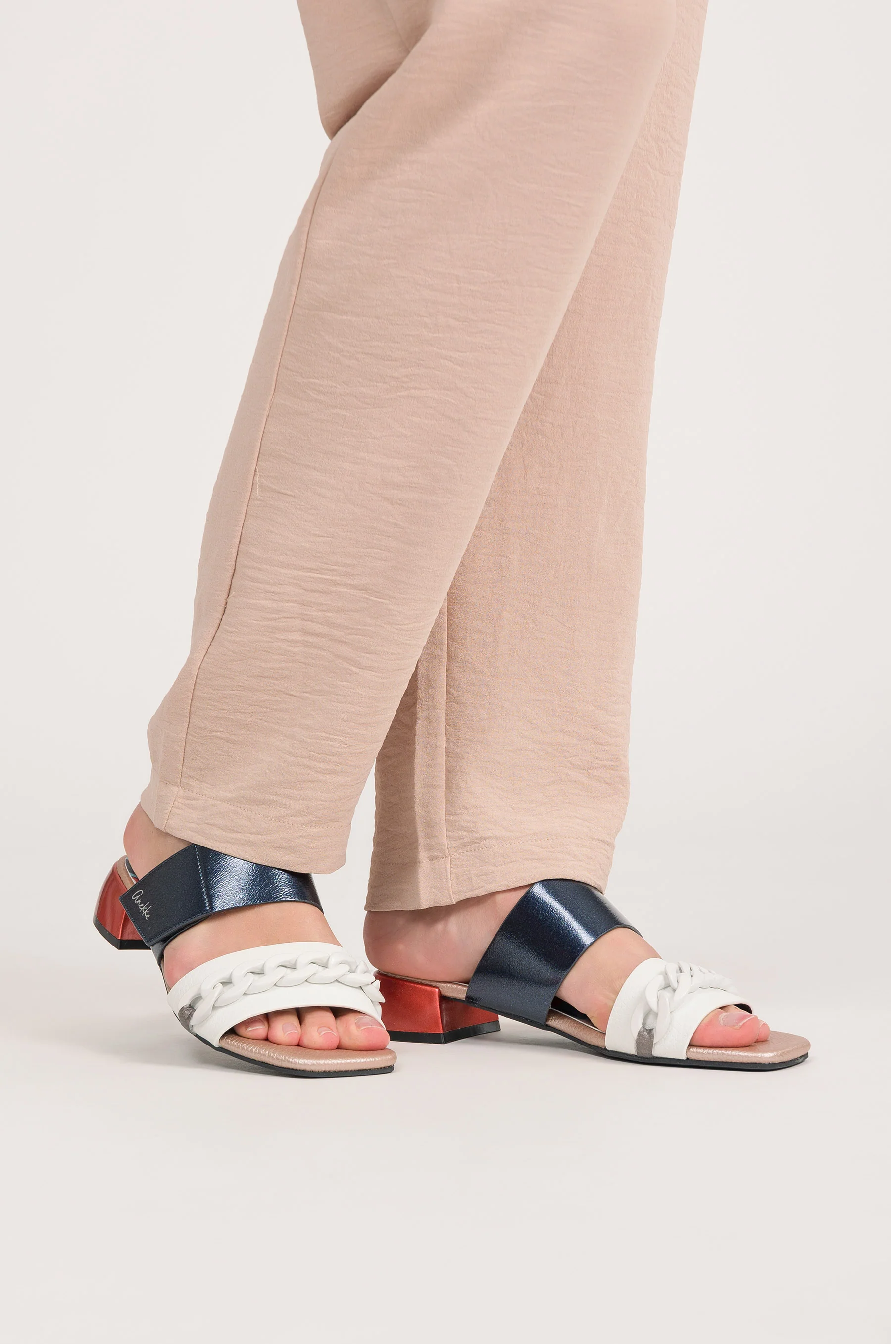 Sandalias con tacón y eslabones Eikon - Image 4