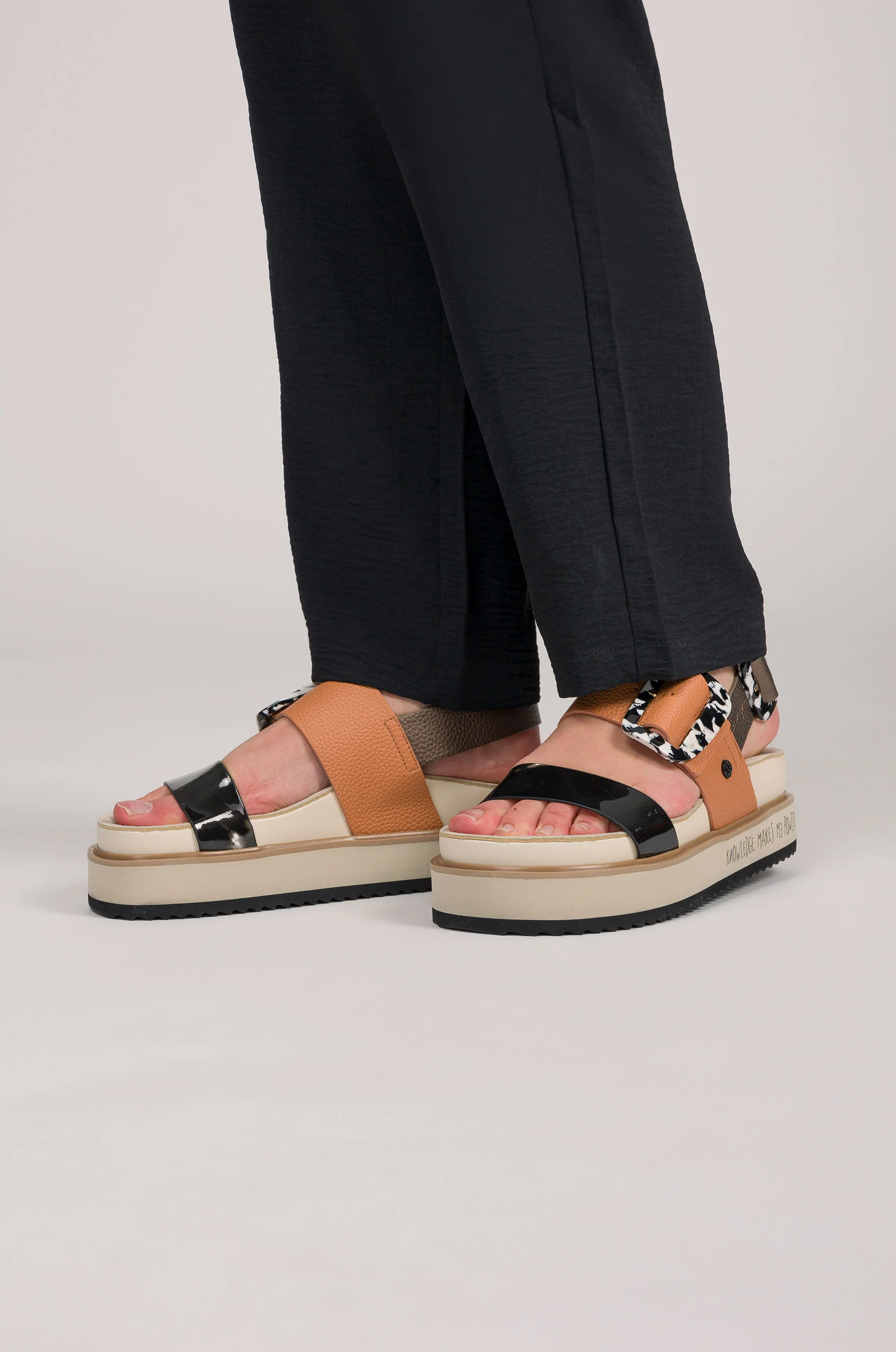 Sandalias plataforma naranjas y negras - Image 2